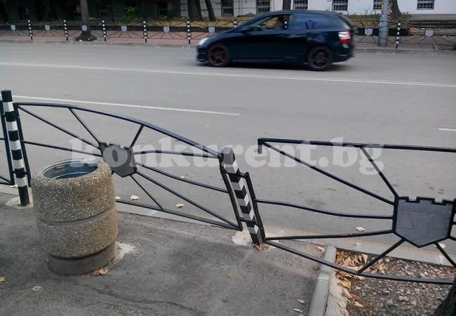 Вандали съсипаха огради по \