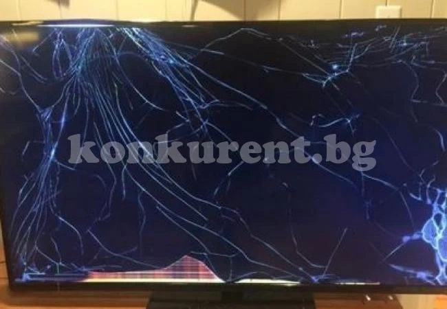 Мъж се защити от въоръжен крадец, хвърли телевизора си по него