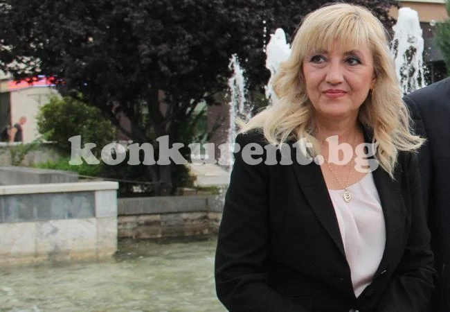 Депутатът Петя Авромова награждава активни читатели във Враца