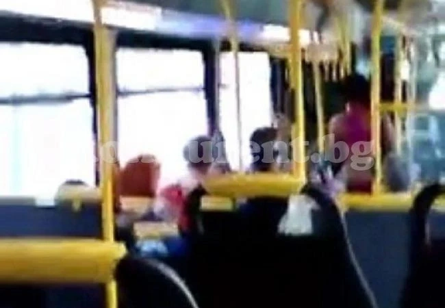 Жена направи стриптийз в автобус и потресе пътниците (СНИМКИ 18+)