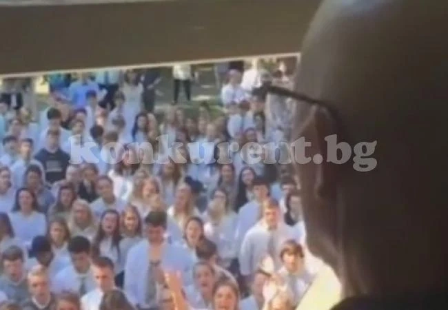 Трогателно! 400 ученици пяха пред дома на този човек, причината ще ви просълзи 
