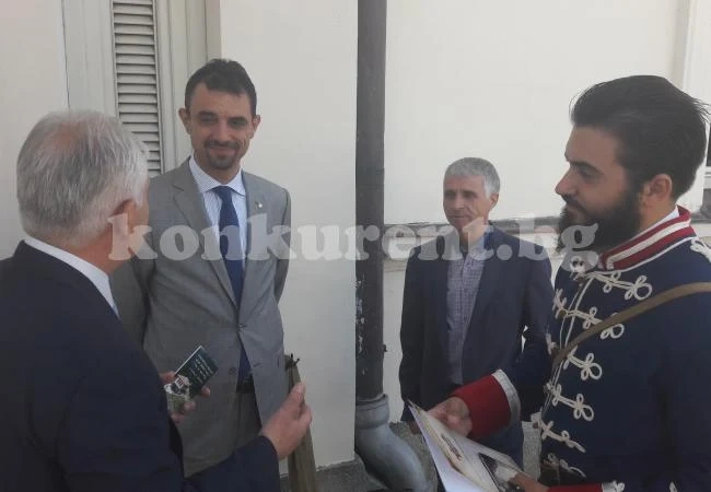 Не пуснаха Искрен Красимиров да раздава книжки в парламента