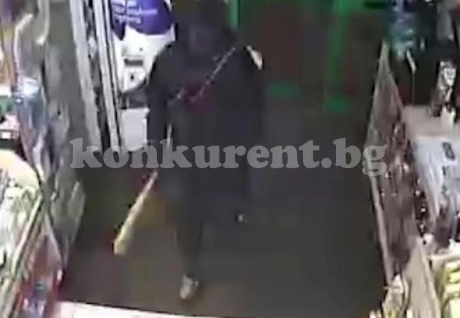Маскиран нападател с бухалка влезе да ограби аптека, няма да повярвате с какво \
