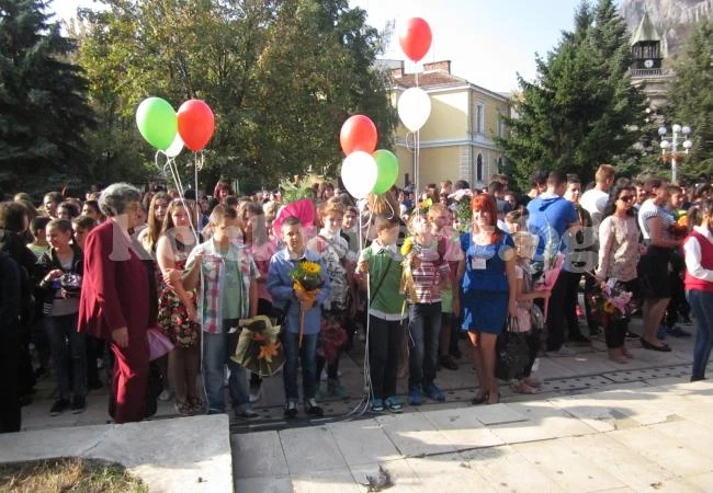 Три класа с петокласници посрещнаха в \