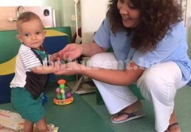 Кинезитерапевт вдигна на крака момченце, родено едва 780 грама