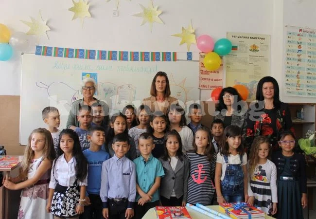 2 395 деца започват училище днес