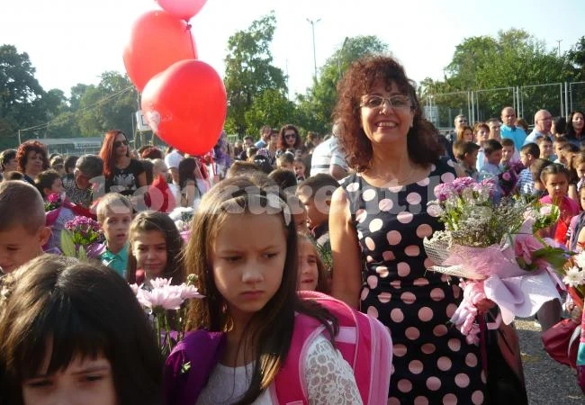 Първолаци пуснаха стотици балони в небето на 15 септември