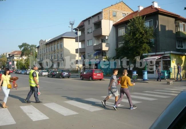 Униформени бдяха за безопасно движение около училищата