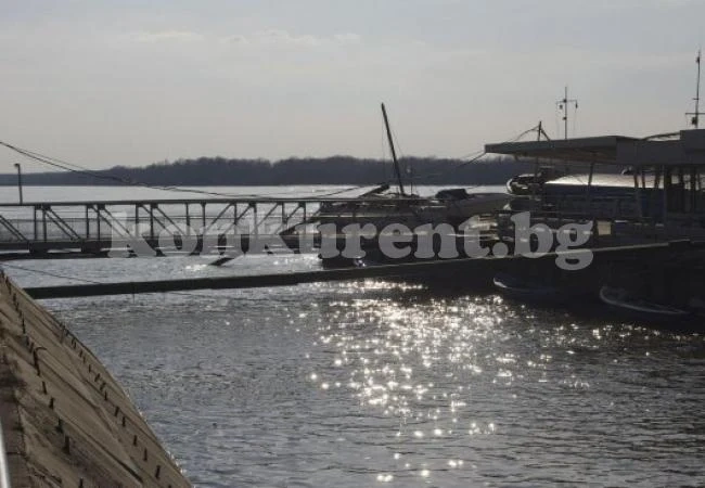 Ниското ниво на Дунав затруднява корабоплаването, критична е обстановката край Белене