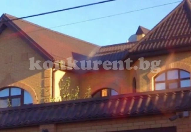Родата на ченге, което открадна 9 милиарда, се укри в именията си
