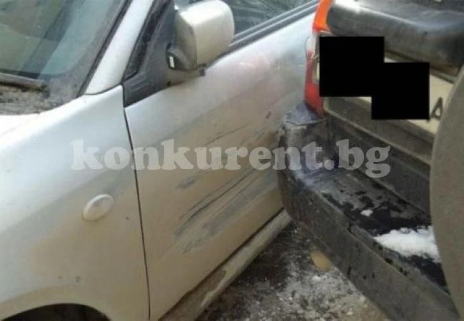 Мъж измисли максимално творчески способ да поправи одрасканата врата на колата си (СНИМКИ)