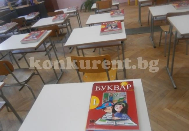 Вижте къде си оставиха букетите учителките след 15-ти септември