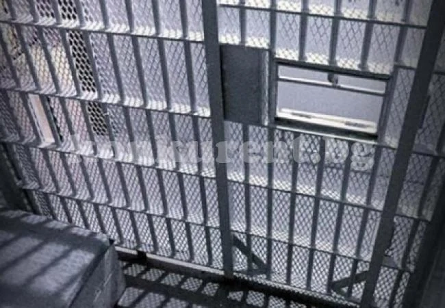 Необикновената история на затворника, който прекарва 23 часа на денонощие в килия 2,1 х 3 метра