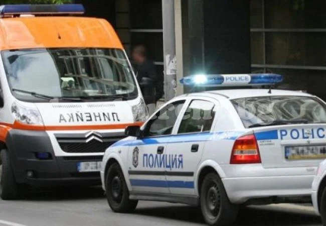 Млад мъж блъсна кола и избяга