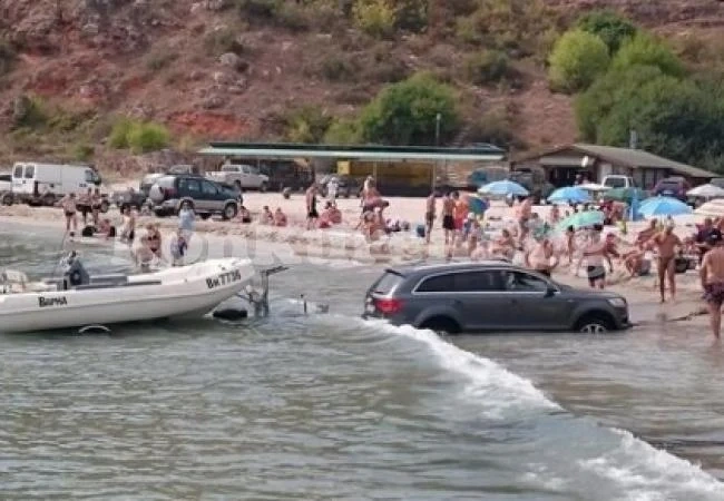 Зрелище! Вадиха джип за 200 бона от морето