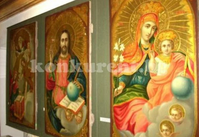 Кръстим се пред икони \