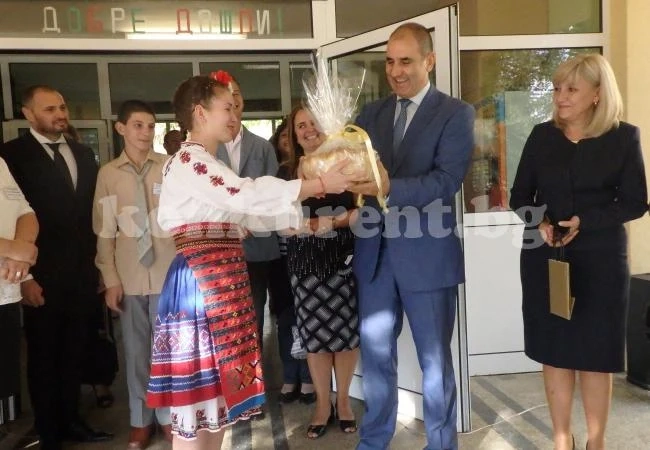 Цветан Цветанов подари компютри на ПГ „Алеко Константинов“ в Мездра