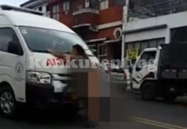 Жена се съблече гола на пътното платно и атакува автомобилите