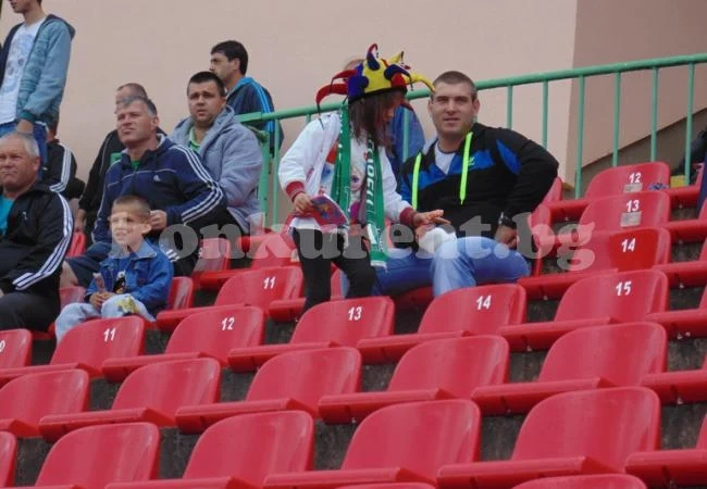 Мисиджан подари фланелката си на хлапе от Враца, търговците пък решиха да избият рибата