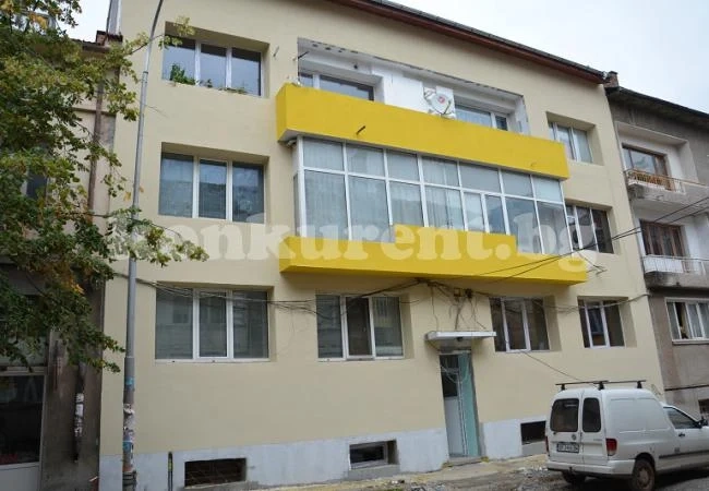 Монтираха слънчеви колектори на блок във Враца по програмата за саниране