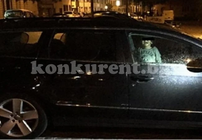 СНИМКАТА, която вбеси света: Дете плаче само в колата, докато майка му се забавлява