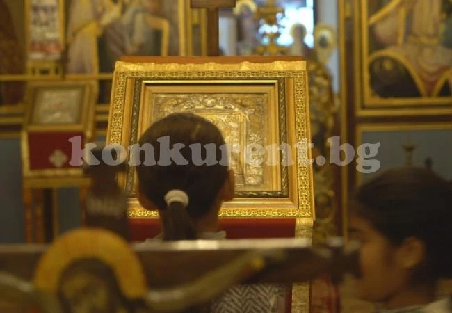 Млад свещеник кръщава безплатно деца в неделно училище