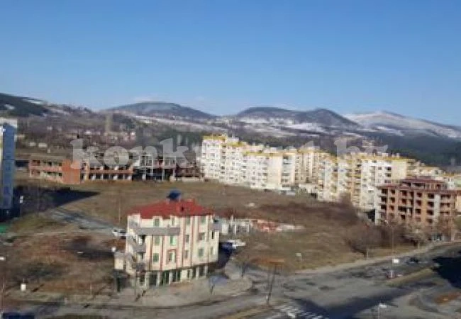 Таланти на простотията: Селяни нашариха улица пред школо с „ку*ви сбогом” и „sex яко”