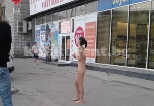 Гола брюнетка излезе от банята, за да гони крадла по улиците (СНИМКА 18+)