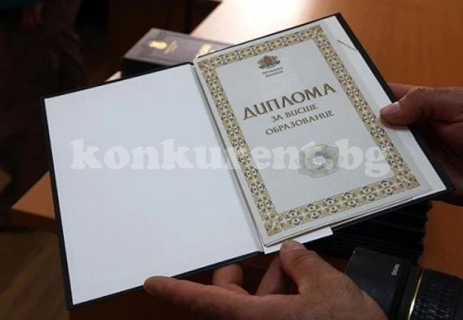 Продават дипломи във Фейсбук под носа на Министерство на образованието