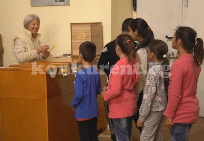 Млад поп организира неделно училище в 150-годишен храм