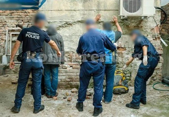 Закопчаха двама афганистанци край границата