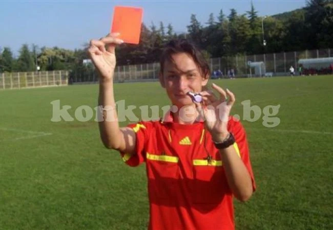 Дама надува свирката в U19. Вижте нарядите в останалите групи