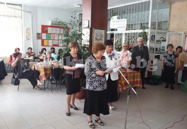 Пенсионери показаха как да се празнува