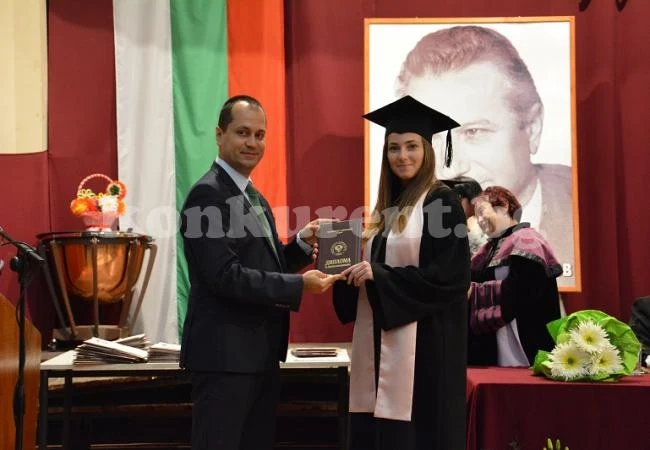 Връчиха дипломите на 60 абсолвенти