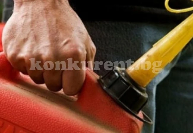 Мъж се заля с туба бензин и пламна като факла