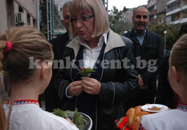 Цецка Цачева В Лом: Нацията има нужда от единство
