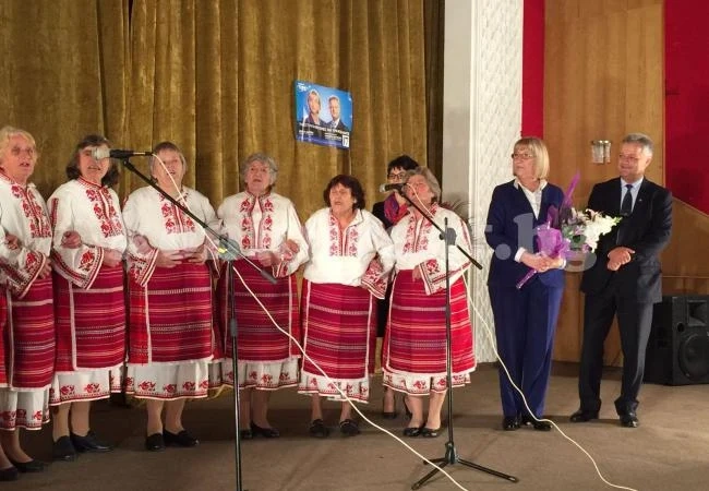 Цецка Цачева отиде на крак при Черкаските баби