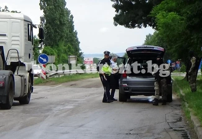 Проверяват масово камиони и бусове, търсят бежанци