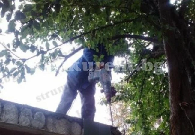 Семейство тича до тоалетна при съседите, събориха им банята заради роднини