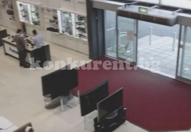 Карък влезе в магазин за скъпа техника и изпочупи куп телевизори (ВИДЕО)