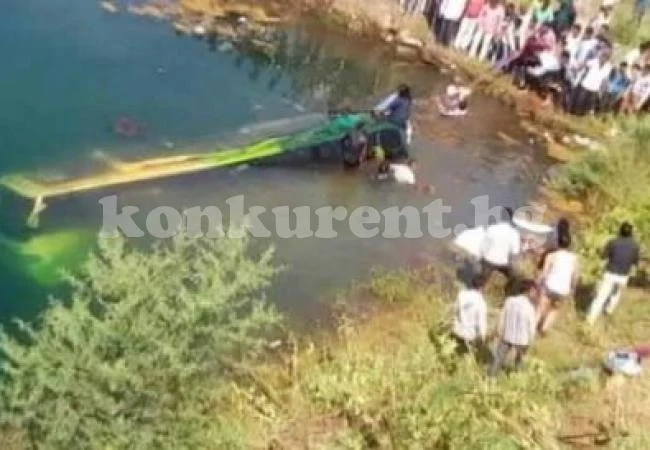 Трагедия в Индия! Автобус се разби в пълна с вода яма и...