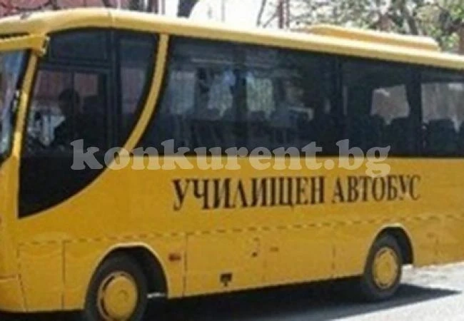 Деца стават по първи петли, за да отидат на училище