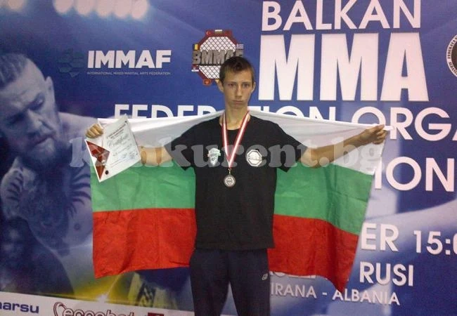 Боец прави требъл на балканиада по ММА
