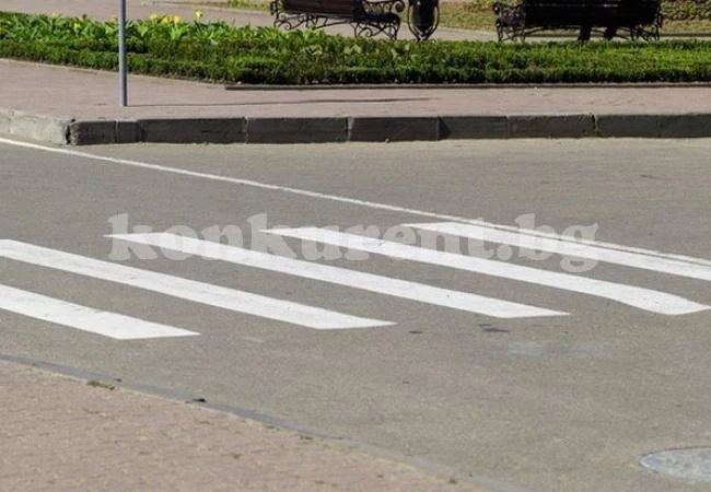 Кола блъсна пиян на пешеходна пътека, прати го в болница