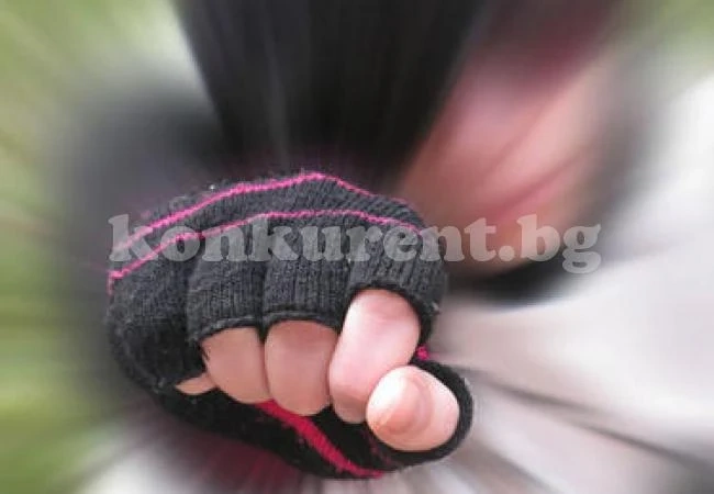 Ученици се биха в клас заради момиче