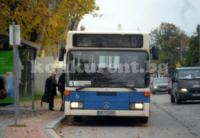 Автобус потегли без шофьора си, пенсионерка пищи и вика за помощ