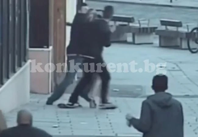 Мъж смля от бой турист пред погледа на мнозина (ВИДЕО)