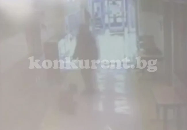 Побеснял баща повали с един удар съученик на сина си и го остави да се гърчи на пода (ВИДЕО)