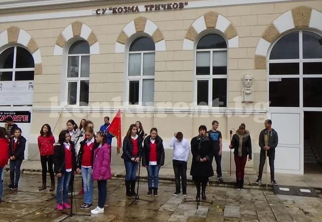 ВИДЕО: Елитно училище посвети година на патрона си