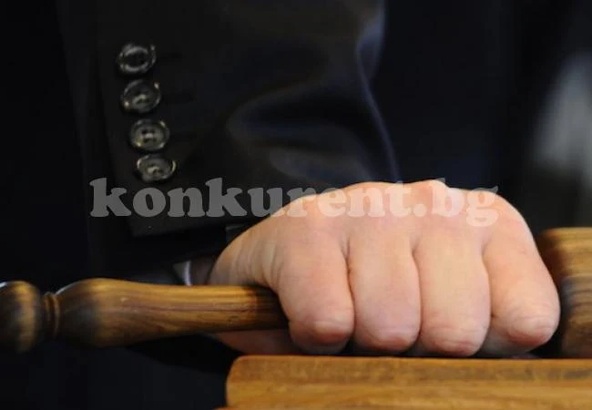 Изправят пред съда учител, блудствал с шест малолетни ученички
